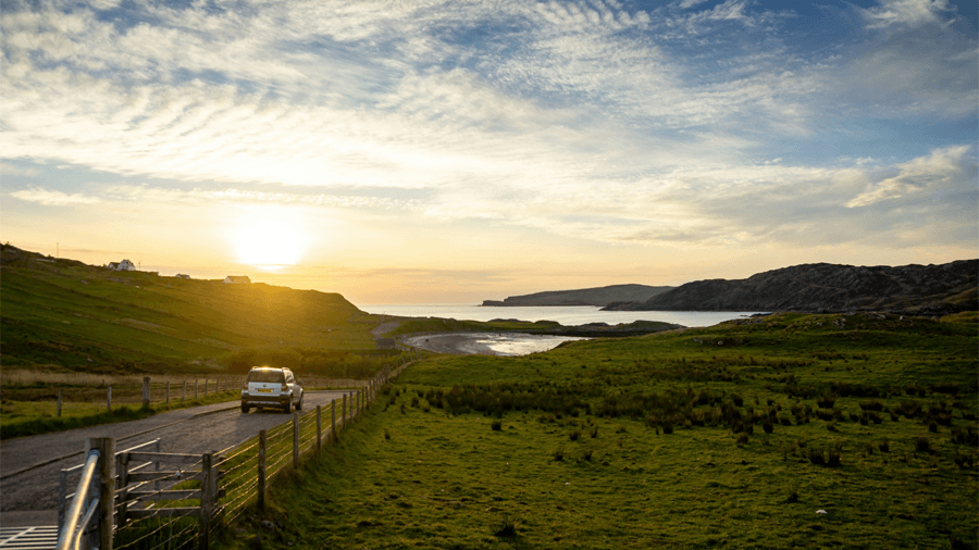 Fly and Drive Skottland Bil som är på en fly and drive-resa i Skottland.