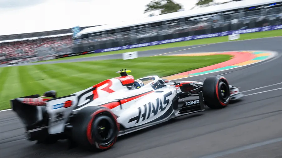 En körande F1 bil.