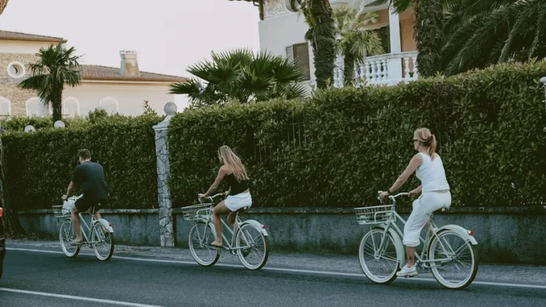 Tre personer som ska cykla mellan vingårdar i Italien.