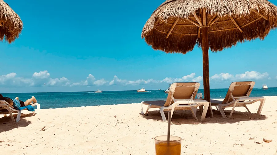 En drink på stranden på Cozumel.