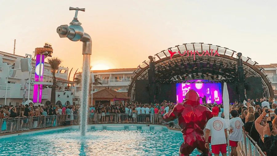 På en Ibiza resa kan du gå på en festival.