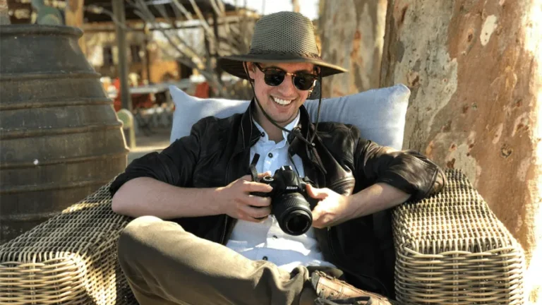 Man som tittar på bilder han tagit på sin safariresa hittills.