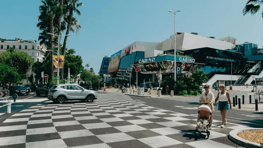 La croisette kan du besöka på en resa till Cannes.