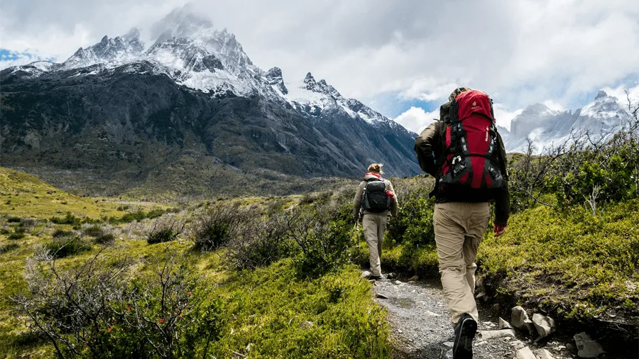 På en äventyrsresa kan du vandra i Patagonien som dessa två personer.