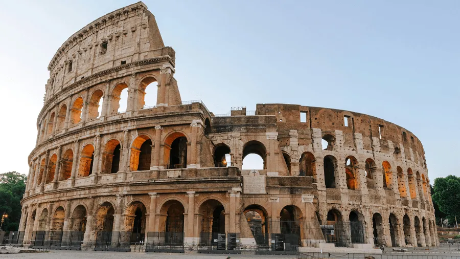 Colosseum är en av många Rom historiska platser.