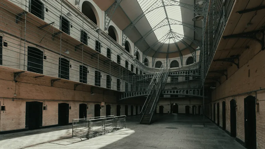 Det tidigare fängelset Kilmainham Gaol i Dublin, Irland, närmare bestämt den viktorianska flygeln.
