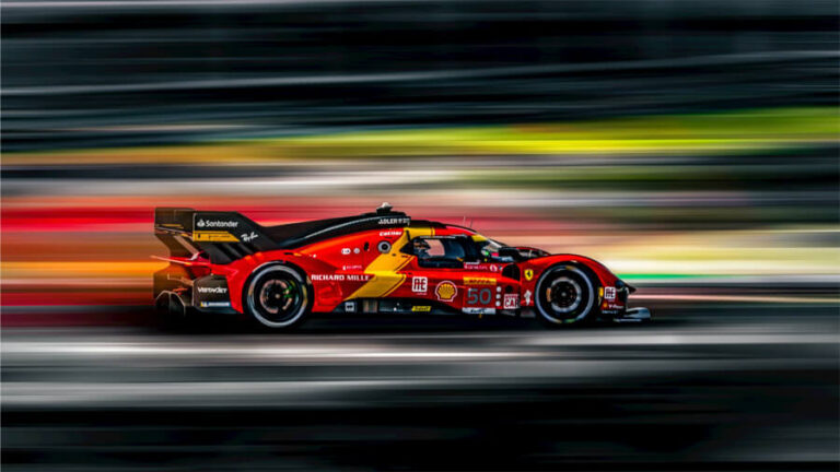 Röd bil som deltar i Formel 1 Monza.