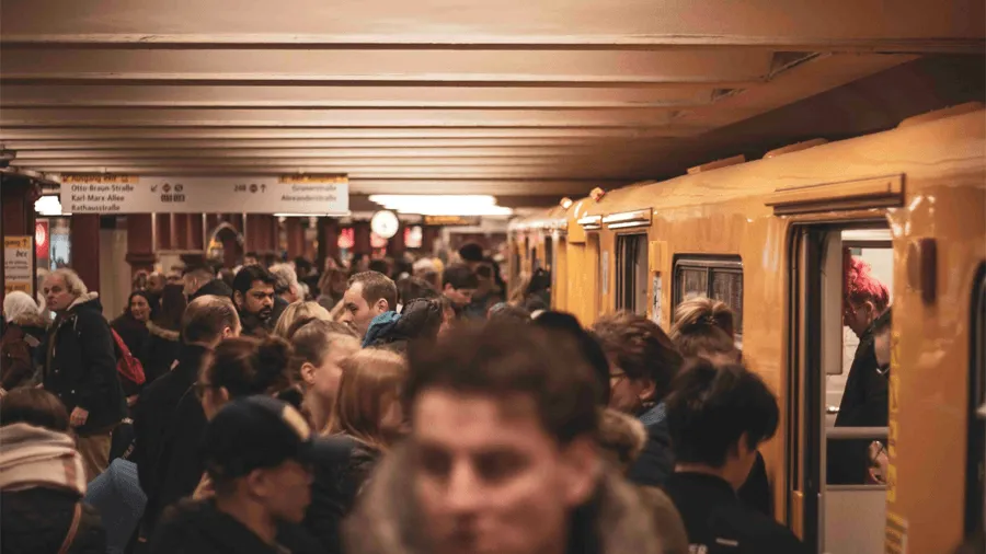 Fullsatt tågstation.