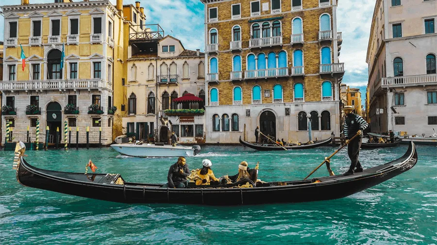 En familj som åker i en gondol i Venedig.