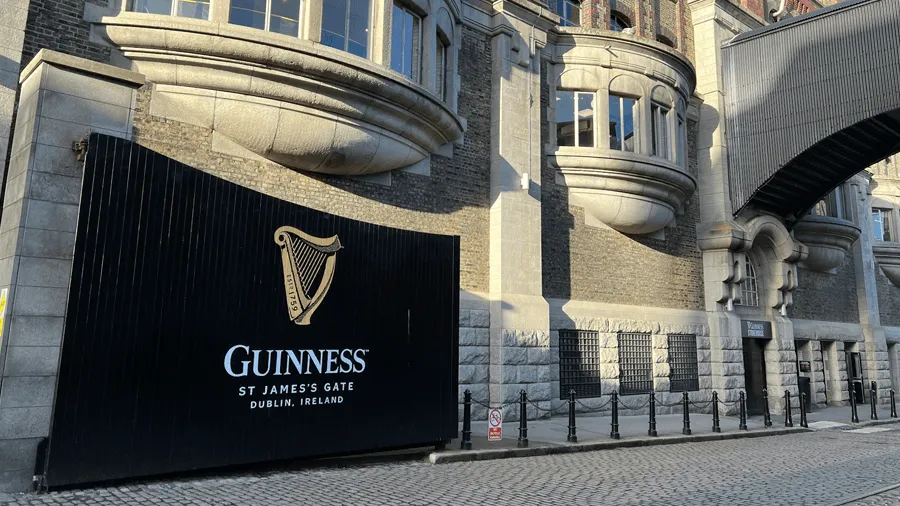 Porten till Guinness storehouse i Dublin.