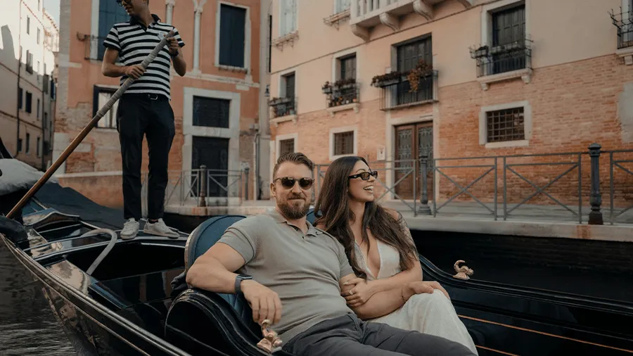 Ett par i en gondol i Venedig.