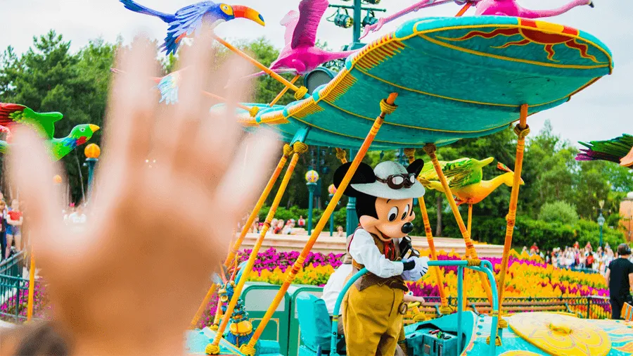 En parad med Musse Pigg på Disneyland i Paris.