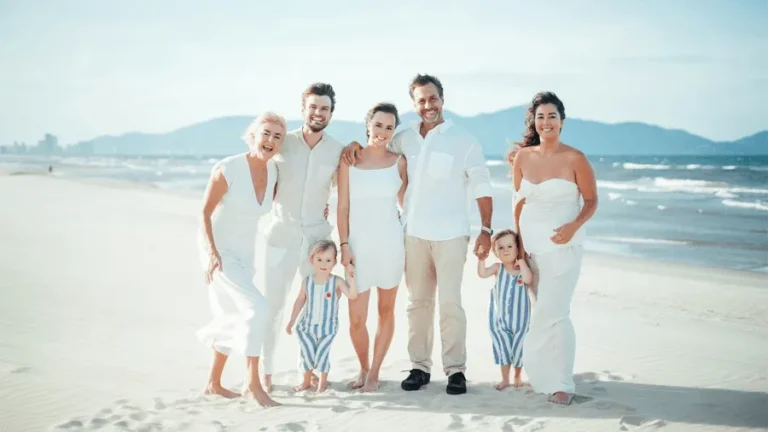 Familj på stranden som ska resa utomlands med barn.