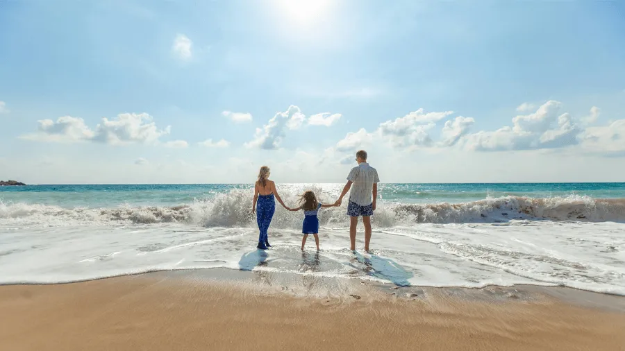 En barnfamilj på en strand.
