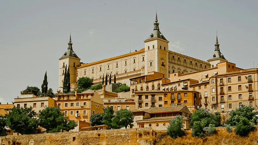 Alcazar de Toledo i staden Toledo.