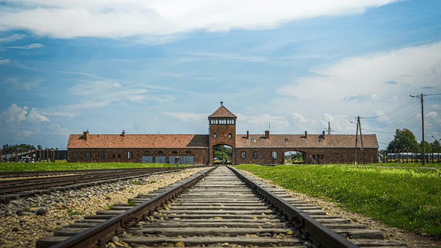 Auschwitz-Birkenau kan du åka till om du ska besöka Polen.