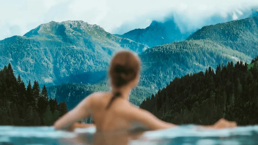 Kvinna som badar i en pool i Schweiz.