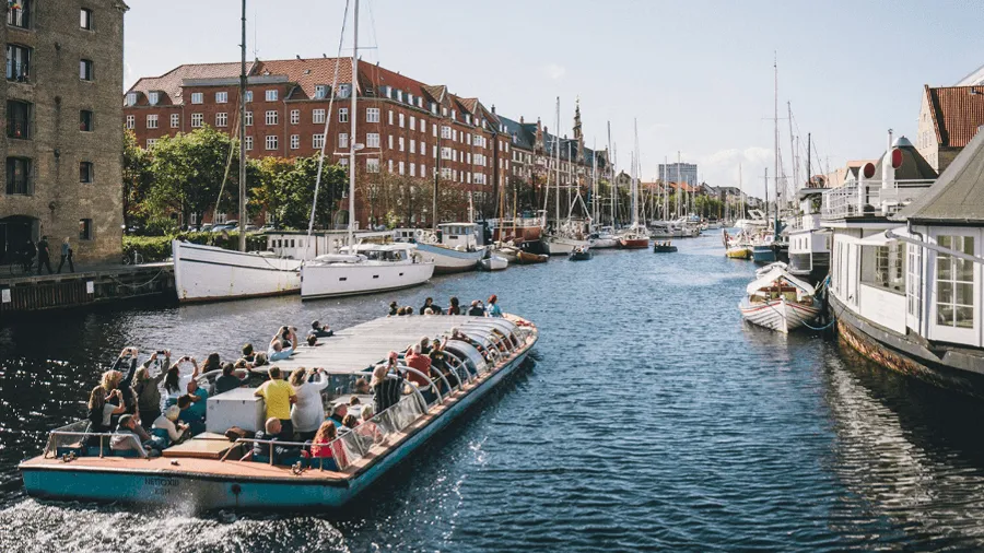 Båt som åker på vatten i Köpenhamn.