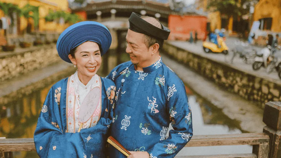Ett äldre asiatiskt par med traditionell klädsel.