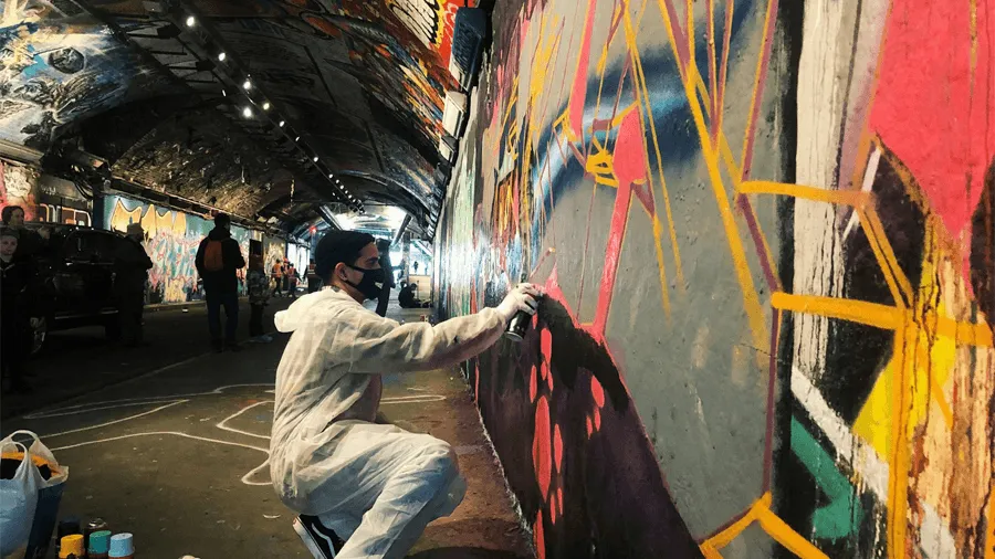 En graffitiartist i Leake street tunneln.