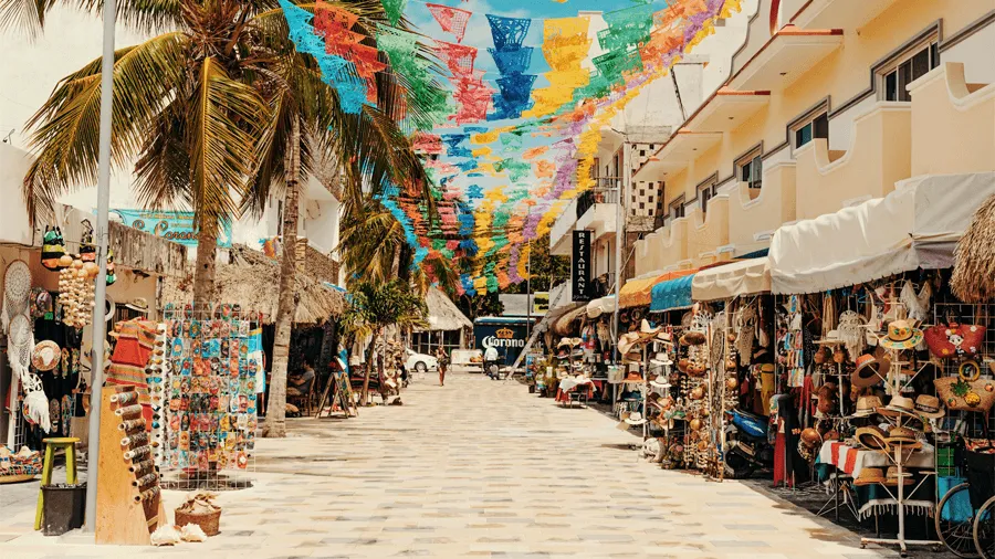 En marknadsgata i Playa del Carmen i Mexiko.