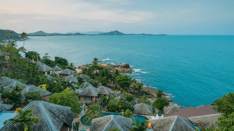 Hus och hav i Koh Samui.