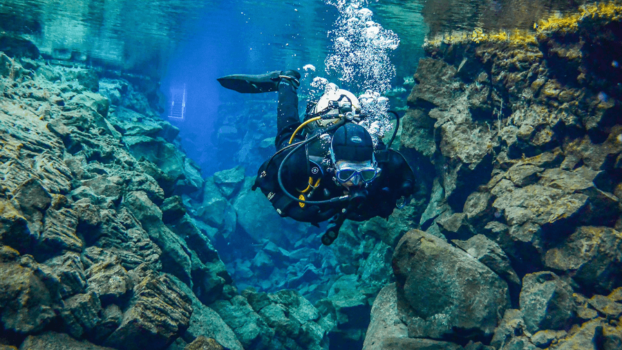10 bästa dykplatserna i världen En dykare i Silfra, Island.