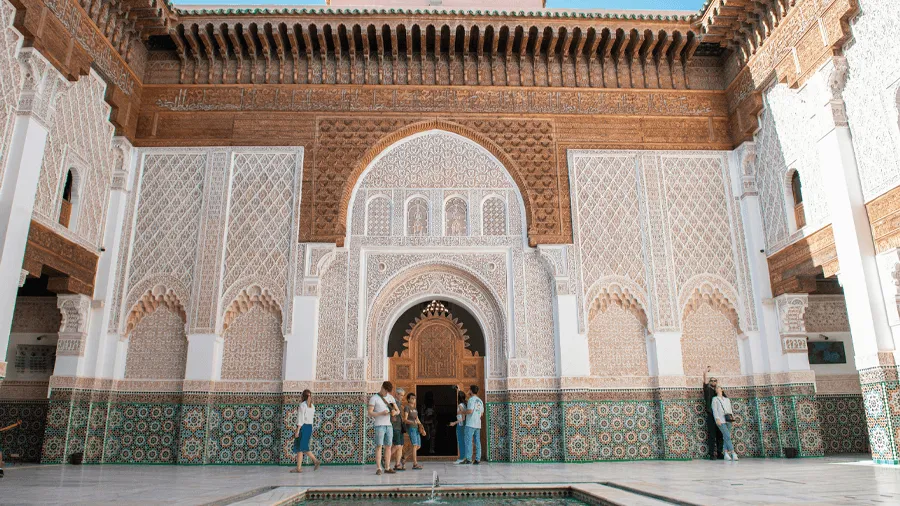 Tempel med gröntbeige kakel i Marrakech.