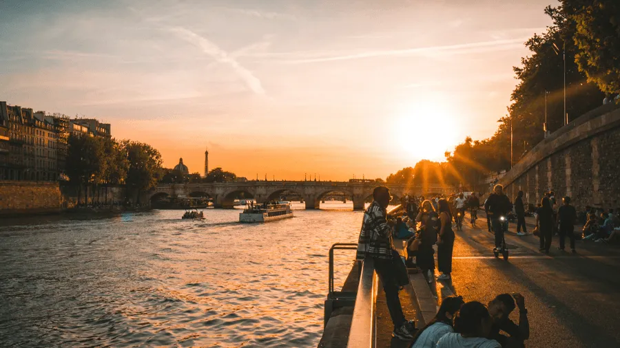 En folksamling i Paris under solnedgången.