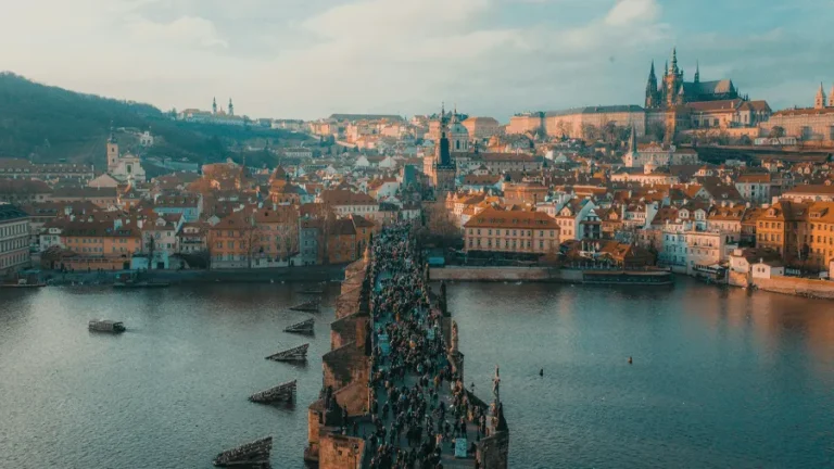 Karlsbron i Prag kan du exempelvis besöka på en weekendresa i påsk.