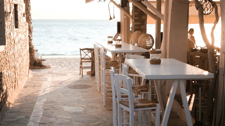 En restaurang vid stranden på Naxos.