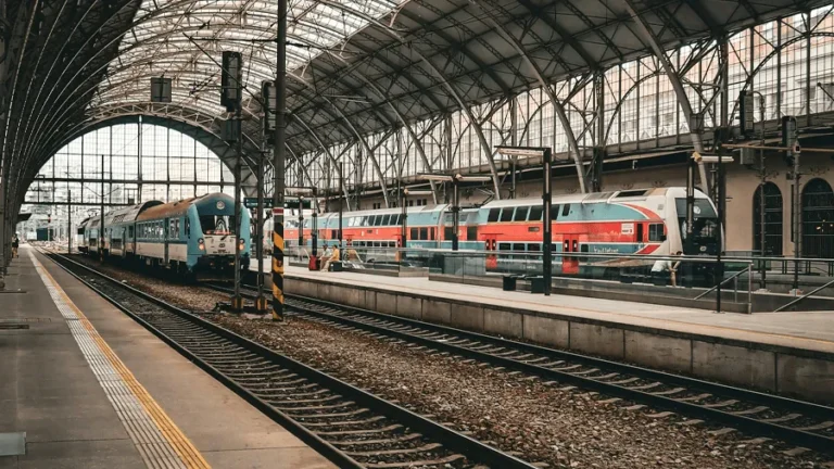 Tåg till Prags järnvägsstation.