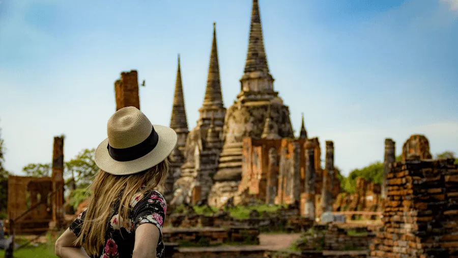 En turist som är på en resa till Thailand.