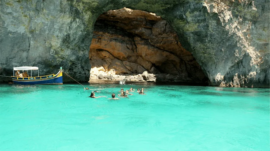 Folk som badar i Blue Lagoon i Malta.