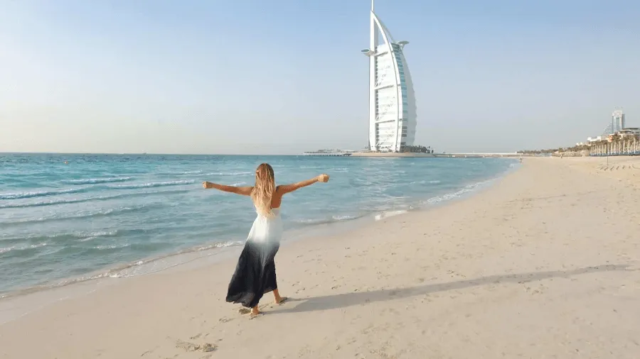 En kvinna i Dubai, ett favoritresmål hos många.