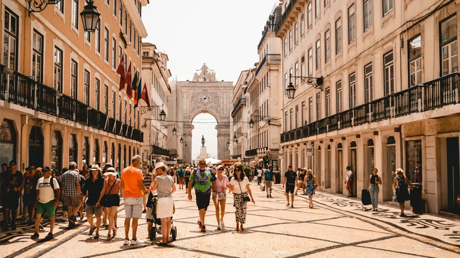 Turister på en gata i Portugal i Europa.