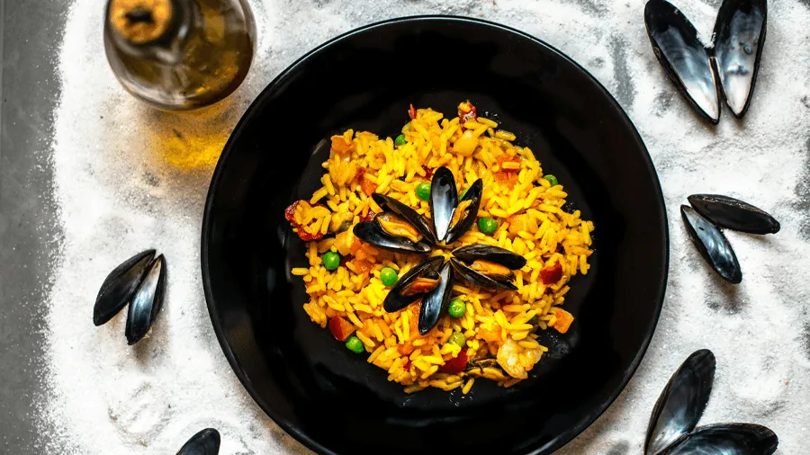 En äkta spansk paella med skaldjur.