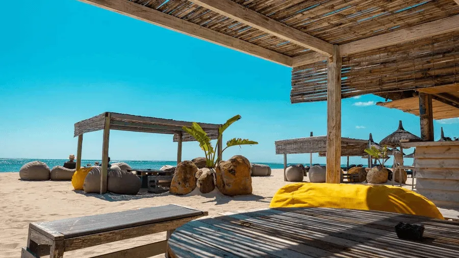 Resortsängar på sandstrand i Mauritius.