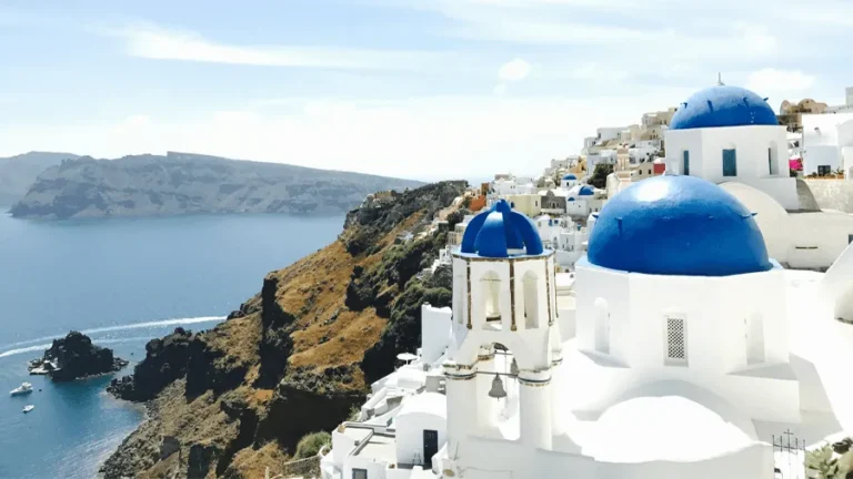 Ön Santorini i Grekland, ett av många populära resmål i världen.