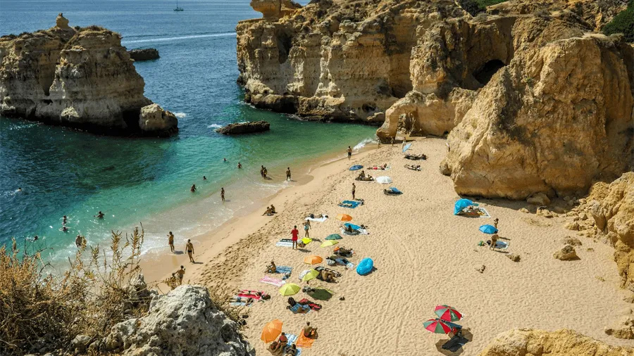 Strand i Algarve i Portugal i Europa.