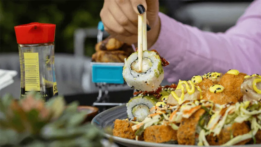 Sushi, en lokal maträtt i Japan.