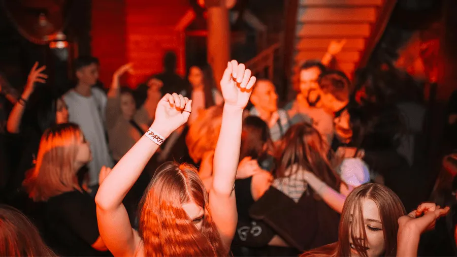 Tjejer som dansar på en nattklubb.