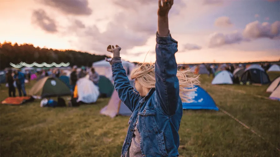 Dansande tjej på en festival.
