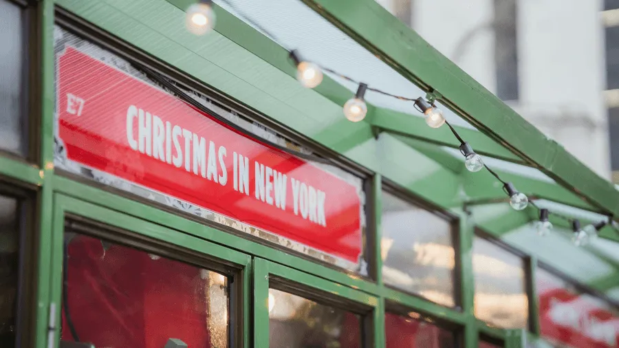 En skylt med texten "Christmas in New York".