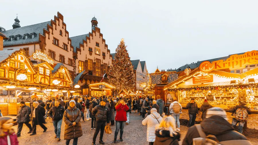 Åk på en shoppingresa i Tyskland för att gå på julmarknad.