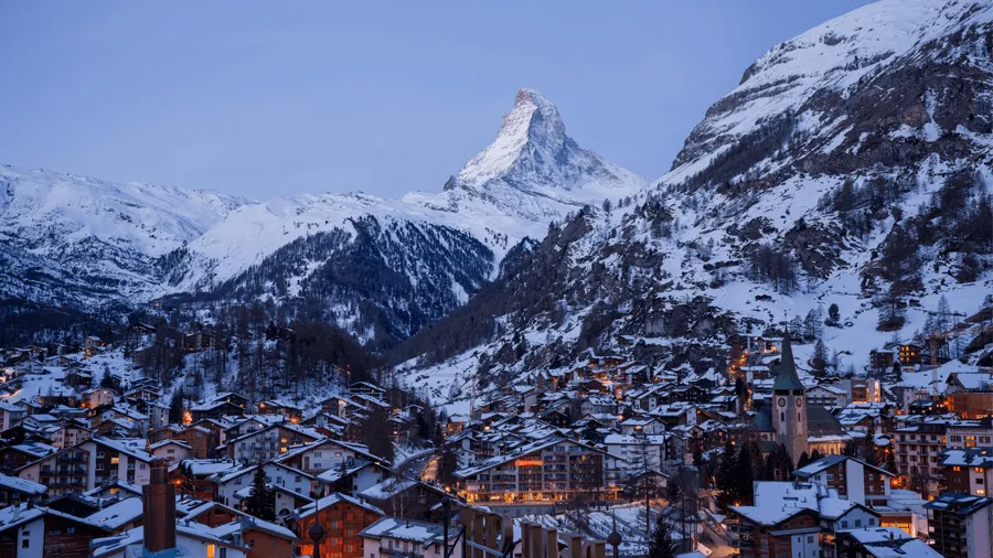 Det ikoniska berget Matterhorn som tornar upp sig över staden Zermatt i schweiziska Valais.