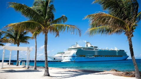 En all inclusive kryssning i Karibien vid en vit strand.