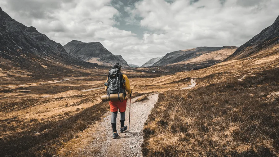 En vandrare som vandrar på leden West Highland way.