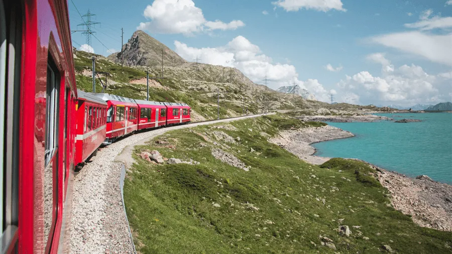 Att åka Bernina Express-tåget är något du kan göra i Schweiz.