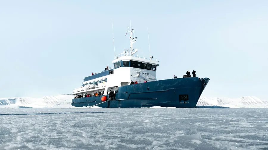 En kryssningsbåt i Svalbard.